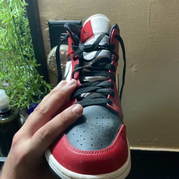 Air Jordan 1 mid Chicago black toe comes with original box make an offer - Picture 3 of 7